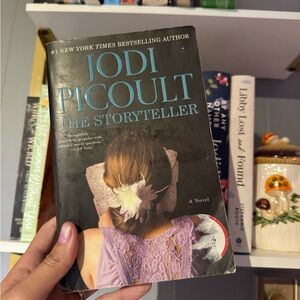 💛 3 for $20 💛 Jodi Picoult 'The Storyteller' Book